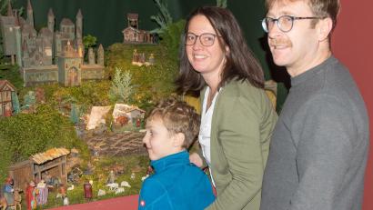 Bild: Thomas Sporrer
Susanne und Lothar Kraus, gemeinsam mit Sohn Leopold, vor ihrer Krippe in der Tirschenreuther Ausstellung. Letztmals war diese im Jahr 1987 öffentlich ausgestellt.
