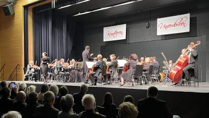 Bild: sns
Dirigent Martin Peschík und Solistin Eva Struplová begeistern zusammen mit den Marienbader Sinfonikern beim Neujahrskonzert in der Schwarzachtalhalle.
