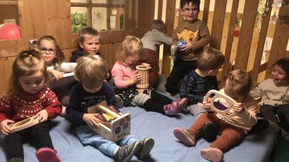 Bild: Kindergarten/exb
Die Kinder der "Entengruppe" begutachen ihre neuen Spielsachen.