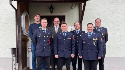 Bild: Feuerwehr Ottengrün/exb
Die neue Führungsspitze der Feuerwehr Ottengrün: (von links) Kassier Kevin Führlich, Zweiter Kommandant Martin Dietl, Bürgermeister Klaus Meyer, Vorsitzender Lucas Scharnagl, Löschmeister Daniel Ott, Kommandant Norbert Scharnagl und Gerätewart Jürgen Braun.