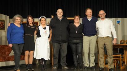 Bild: wel
Regisseurin Veronika Biegerl (Dritte von rechts) und Rita Flierl (links) ehrten (von links) Michaela Gitter, Melanie Weber, Hans Prögler, Martin Ebenhöch und Thomas Gitter für ihr langjähriges Mitwirken an der Kolpingbühne (nicht im Bild Daniela Uschold).