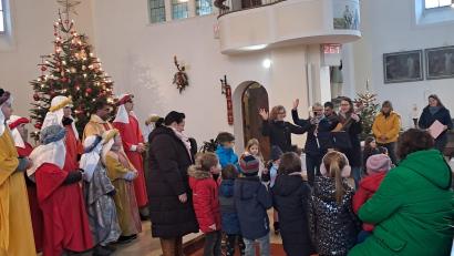 Bild: bk
Die Weisen aus dem Morgenland , Kinder und musikalische Begleiter fröhlich vereint.