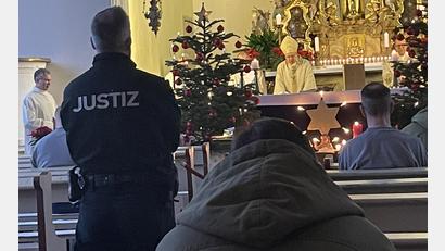 Bild: brü
Bischof Rudolf Voderholzer bei der Messe in der Gefängniskirche.