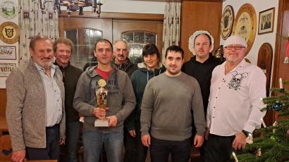 Bild: Schlosser/exb
Matthias Farchmin gewinnt den Wanderpokal bei den Naabtalschützen Unterköblitz. Dazu gratulieren auch zweiter Schützenmeister Josef Appl (links) und Schützenmeister Karl Eckert (rechts).