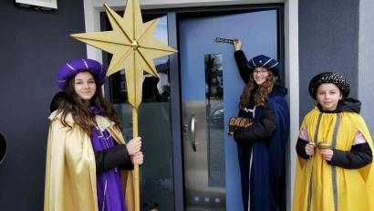 Bild: gz
Mit guter Laune machten sich die Sternsinger Annalena Stahl, Leonie Reil und Franziska Stahl (von links) von Haustür zu Haustür auf den Weg.