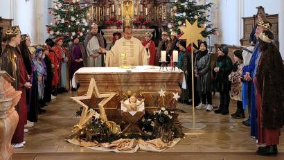 Bild: rha
Die Sternsinger der Pfarrei Vilseck gestalten den Dreikönigsgottesdienst mit und versammeln sich zum Vaterunser um den Altar. Pater Jimmy Joseph dankt im Namen der ganzen Pfarrgemeinde.
