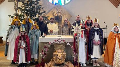 Bild: rgr
Die Gmünder Sternsinger wurden am Dreikönigstag von Kaplan Raveendra Reddy Ponnapati ausgesandt, um den Segen in die Wohnungen zu bringen.