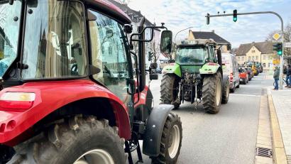 Bild: Gabi Schönberger
Rund um die Weidener Innenstadt staut sich der Verkehr. Um gegen die aktuelle Politik zu demonstrieren, haben sich viele Landwirte aus der Stadt Weiden und dem Landkreis Neustadt/WN versammelt.