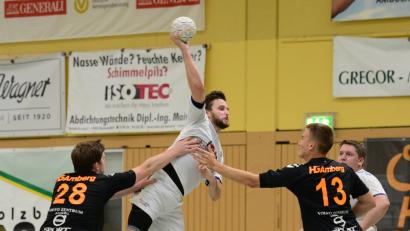 Bild: ham
Nur Fabian Szameitat (Mitte/Szene aus dem Spiel gegen Amberg) überzeugte bei der HSG Weiden bei der Pleite in Regensburg.