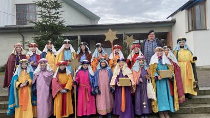 Bild: Irmi Schönberger/exb
Die Sternsinger sind in Neuhaus unterwegs.
