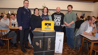 Bild: fla
Vorstand Andreas Troidl (links) gratuliert Johanna Barth (2.v.li) zum Gewinn des ersten Preises. Den zweiten Preis sicherte sich Stefan Greim (2.von rechts), der dritte Preis ging an Bernhard Bäuml (rechts). Den vierten Preis erhielt Kerstin Hayo (Mitte).