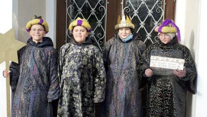 Bild: Pfarramt Tirschenreuth/exb
Auch in Matzersreuth brachten die Sternsinger den Segen in die Häuser.