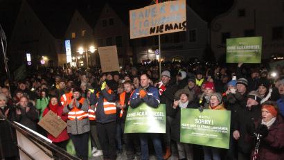 Bild: Hirsch
Deutlich über 1000 Demonstranten am Schwandorfer Marktplatz unterstützen die Proteste der Landwirte gegen Kürzungspläne der Bundesregierung.