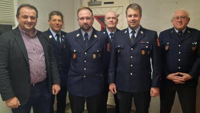 Bild: Gemeinde Leuchtenberg/exb
Bild von links: Bürgermeister Anton Kappl, Kreisbrandmeister Christian Demleitner, zweiter Kommandant Jörg Lanzl, Vorsitzender Harald Dirnberger, Kommandant Martin Reindl, Ehrenkommandant Franz Kindl