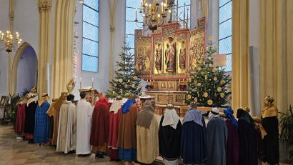 Bild: ric
Den feierlichen Abschlussgottesdienst gestaltete ein Teil der in bunte Gewänder gekleideten Rosenberger Sternsinger mit.