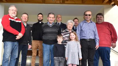 Bild: no
Bürgermeister Dieter Dehling (rechts), Pfarrer Johannes Arweck (Dritter von links) und Vertreter der Vereine gratulierten Hans Koller (Vierter von links) zum 85. Geburtstag. Mit im Bild Ehefrau Barbara, Urenkel Paul und Enkelin Sophie.
