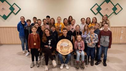 Bild: Sportschützen Kastl/exb
Felix Raps (sitzend, Mitte) ist der Gewinner der Neujahrs-Scheibe. Zweit- und Drittplatzierte wurden Nele Meier und Emma Albersdörfer (sitzend, links und rechts).