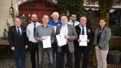 Bild: wku
Ehrungen beim Soldaten- und Kameradschaftsverein Königstein: (von links) Bezirksvorsitzender Horst Embacher, Vorsitzender Stefan Vogl, Karl-Heinz Ölmann, Otto Dehling, Günther Frieser, Markus Rippl, Richard Pesold und 2. Bürgermeisterin Doris Lehnerer.