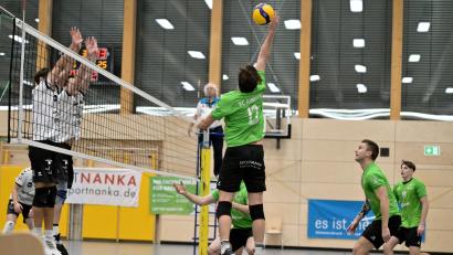 Archivbild: Hubert Ziegler
Lukas Neidl (Mitte/Szene aus einem früheren Spiel)spielt den Ball erfolgreich über das Netz. Gegen Jena wurde er auch auf einer anderen als seiner Stammpoistion eingesetzt.