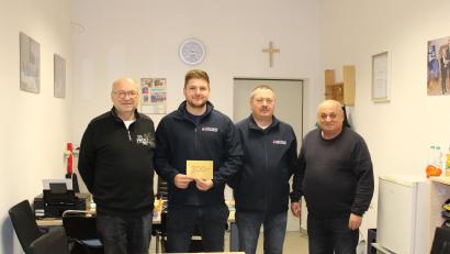 Bild: bir
Josef Hecht (links) und Max Fenzl (rechts) von der Nachbarschaftshilfe erhielten von Patrick Mauerer und Gerhard Völkl (Zweiter und Dritter von links) eine 300-Euro-Spende.