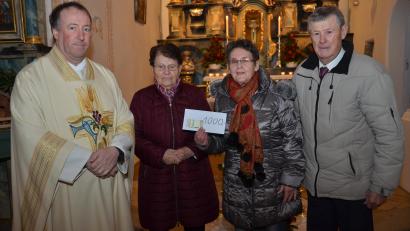 Bild: dob
Christa Wildenauer (Zweite von rechts) mit ihrem Flohmarkt "Kunst und Krempel" übergab 1000 Euro an das Mesner-Ehepaar Margareta und Helmut Braun für den Blumenschmuck in der Filialkirche St. Thomas. Pfarrvikar Ronald LIesaus (links) bedankte sich im Namen der Pfarrgemeinde für diese finanzielle Zuwendung.