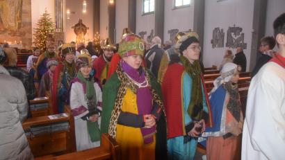 Bild: fz
Nach dem Gottesdienst ziehen die Sternsinger von der Kirche aus in die Häuser
