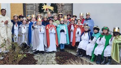 Bild: soj/exb
Die Sternsinger mit Pfarrer Pater Anish George (links) nach dem Gottesdienst.
