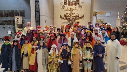 Bild: e
Nach dem Gottesdienst gehen 56 Sternsinger und 20 Begleiter in Kümmersbruck "auf Wanderschaft". Der Erlös kann sich mit 12.700 Euro sehen lassen.