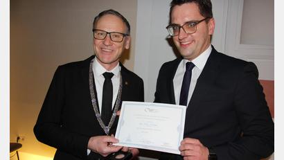 Bild: kro
Christian Doleschal (rechts) überreichte an Bürgermeister Bernd Sommer die Auszeichnung.