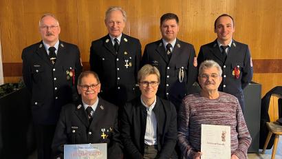 Bild: att/exb
Martin Panzer (sitzend, links) ist neues Ehrenmitglied der Feuerwehr Thumsenreuth, Stefan Weiß wurde für 40 Jahre Mitgliedschaft im Verein ausgezeichnet. Dazu gratulierten unter anderem Bürgermeisterin Marion Höcht sowie die Führungsriege der Brandschützer um Zweiten Vorsitzenden Rainer Schwingshandl (hinten, von links), Vorsitzendem Bertold von Lindenfels, Kommandant Thomas Busch und Zweitem Kommandanten Christian Sirtl.