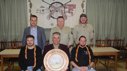 Bild: soj/exb
Der neue Schützenkönig Hubert Putzer (sitzend, Mitte) mit seinen Rittern Dominik Plannerer (sitzend, links) und Alexander Fischer (sitzend, rechts). Zu den Gratulanten zählten (hinten, von links) Bürgermeister Wolfgang Söllner, Vorsitzender Gerhard Plannerer und Schießleiter Sebastian Müller.