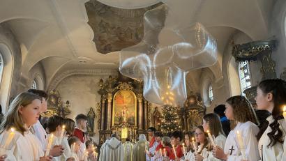 Bild: gri
Das Luftkreuz in der Kirche und die Ministranten stehen Spalier: In Wutschdorf feiert Pfarrer Moses Gudapati sein 25-jähriges Priesterjubiläum.