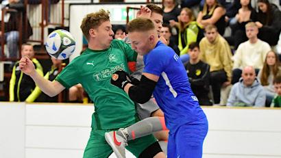 Bild: Thomas Schrems
Der FC Weiden-Ost hat den 1. IGZ Karriere-Cup des SV Steinmühle gewonnen. Im Finale besiegte der Bezirksligist den TSV Waldershof mit 2:1. Hier hat der Waldershofer Nick Adam (hinten) das Nachsehen gegen die Weidener Andreas Ruhland (links) und Torwart Eric Schlesinger (rechts).