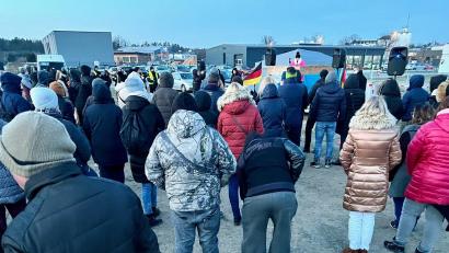 Bild: Gabi Schönberger
Etwa 150 Personen sind am Montagnachmittag zu der Kundgebung am neuen Festplatz in Weiden gekommen. Danach rollte der letzte Autokorso durch die Stadt.