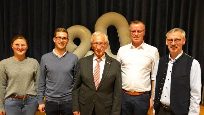 Bild: fdl
Nicht nur Bürgermeister Hermann Falk (Zweiter von rechts) gratuliert Helmut Sperber (Mitte) zum 80. Geburtstag, sondern auch der Vorsitzende des Männerchors, Wolfgang Falk (rechts), sowie Selina Dorner und Andreas Falk für die DJK Ehenfeld-Massenricht.