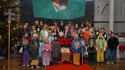 Bild: kki
Pfarrer Thomas Stohldreier segnet bei der Aussendung die 25 Sternsinger, die am Freitag den Pirkern den Segen fürs neue Jahr überbrachten.