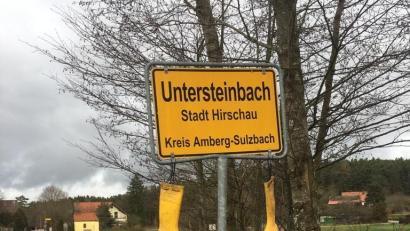 Bild: Baumgärtner/exb
Landwirte aus dem Raum Amberg-Sulzbach machen derzeit ihrem Unmut Luft. Die ersten Protestaktionen äußerten sich in Gummistiefeln, die die Bauern an Ortsschilder hängten.
