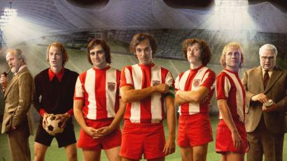 Bild: RTL / Benno Kraehahn
V.l.: Robert Schwan (Maximilian Brückner), Sepp Maier (Paul Wellenhof), Gerd Müller (Markus Krojer), Franz Beckenbauer (Moritz Lehmann), Paul Breitner (Jan-David Bürger), Uli Hoeneß (Max Hubacher), Wilhelm Neudecker (Michael A. Grimm)