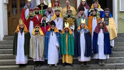 Bild: Pfarramt Waldeck/exb
Pfarrer Heribert Stretz (hinten, Mitte) segnete die Sternsinger, bevor sei ihren weg durch die Pfarrei antraten.