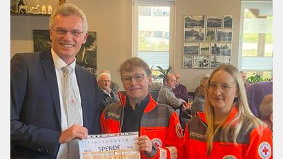 Bild: cro
Stefan Meiler (links), Vorsitzender des MGV Flossenbürg, übergibt 500 Euro an die Helfer vor Ort, Heike Sladky (Mitte) und Eva Pentner (rechts).