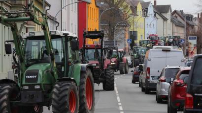 Bild: Wolfgang Steinbacher
Ein kilometerlanger Protestzug brachte am Montag den Verkehr in Amberg stellenweise komplett zum Erliegen. Für Dienstag sind hier erneut Bauernproteste angekündigt. Die Polizei appelliert an alle Demonstrations- und Verkehrsteilnehmer, Rettungswege zwingend freizuhalten.