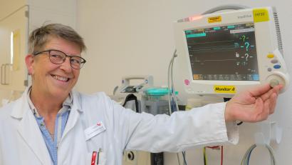 Bild: Wolfgang Steinbacher
Hat sichtlich Freude an ihrem neuen Job: Christine Wurst ist seit fünf Monaten Chefin in der Abteilung für Allgemein- und Viszeralchirurgie am St.-Anna-Krankenhaus. Vor ihr hatten den Posten nur Männer inne.