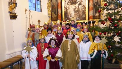 Bild: Hans Zeltsperger/exb
Von der Kirche St. Stephanus zogen die Kinder in Edelsfeld aus, um den Segen von Haus zu Haus zu tragen.