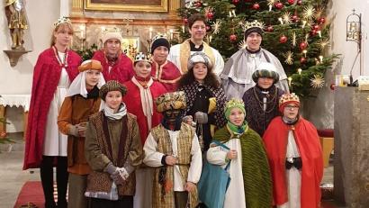 Bild: cro
Die Sternsinger versammelten sich an der Pfarrkirche St. Pankratius, um in vier Gruppen von Haus zu Haus zu ziehen.