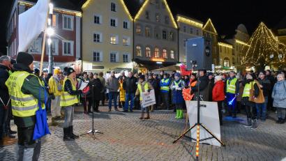 Bild: Stephan Huber
Andrea Zinke (am Mikrofon) hatte die Montagsdemo angemeldet.