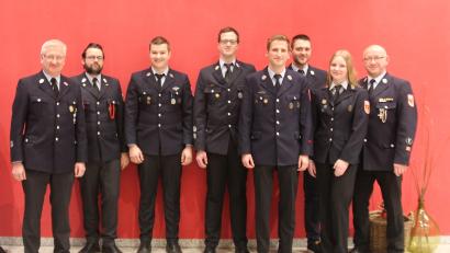 Bild: fks/exb
Befördert wurden Fabian Keppler-Stobrawe (ab Zweiter von links), Lukas Schmidt (Oberfeuerwehrmann), Maximilian Winkler (Löschmeister), Bastian Kaiser (Oberfeuerwehrmann), Fabian Preuß und Simone Schultes. Bürgermeister Johannes Reger (links) und stellvertretender Kommandant Wolfgang Gruber (rechts) gratulierten.