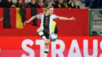 Bild: Uwe Anspach/dpa
Svenja Huth bemängelt die fehlende Toleranz für homosexuelle Profi-Fußballer.
