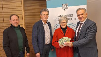 Bild: Fabian Polster/Landratsamt Tirschenreuth/exb
Stellvertretender Personalratsvorsitzender Richard Schiedeck, Personalchef Walter Brucker (von links) und Landrat Roland Grillmeier überreichten die Spende von 750 Euro an Dr. Annemarie Schraml.