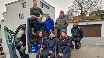 Bild: Tobias Gräf
Von links nach rechts: Jakob Kaiser, Leiter Andreas Stümpfl, Lorena Koppmeier, Anton und Leni Wolfsteiner, Lukas Stark, Eva Stief und Felix Krumpholz haben mit Pritschenwagen über 100 Christbäume in Sulzbach-Rosenberg eingesammelt. Für das kostenlose Verleihen der Autos sind sie der Baufirma Gnan und Köper und der Zimmerei Steger sehr dankbar.