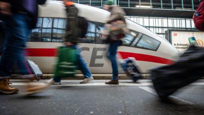 Bild: Christoph Schmidt/dpa
Die Lokführergewerkschaft GDL will die Bahn und auch das Eisenbahnunternehmen Transdev bestreiken. Besonders stark könnte der Regionalverkehr betroffen sein (Archivbild).